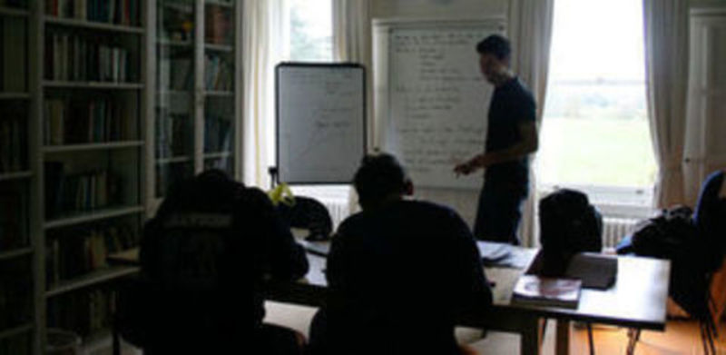 Uma aula sobre economia em uma sala na biblioteca da escola