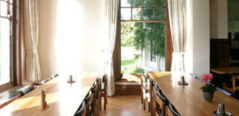 Refeitório com vista para o terreno do sítio