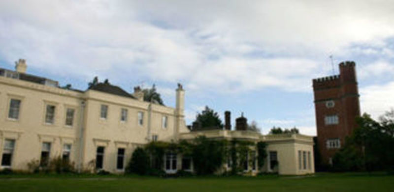O casarão principal do sítio que abriga a Brockwood Park School