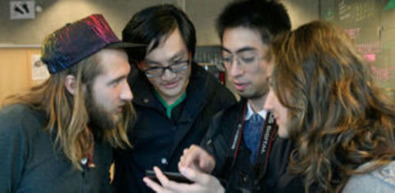 Estudantes da Kaospilot vendo nosso projeto no Catarse