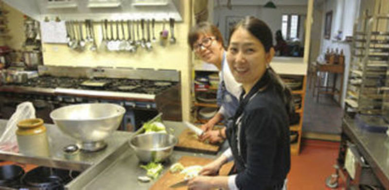 Estudantes preparando o almoço (Foto: William Thomas)